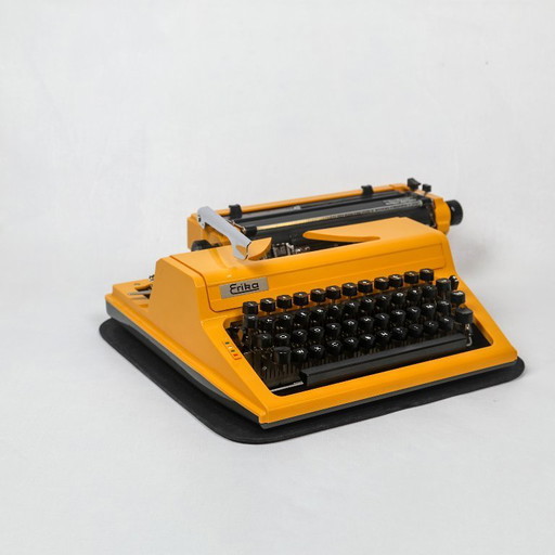 ERIKA portable Typewriter, DDr, 1970s