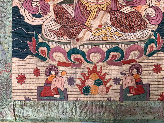 Hand-embroidered Buddhist Thangka - Silk & Gold Thread Framed – Wall decoration, Textile (photo 9 of 13)