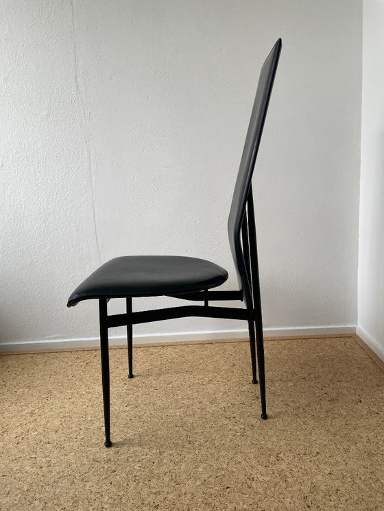 Image 1 of Een paar vintage zwarte leren Italiaanse design eetkamerstoelen (Fasem S44)