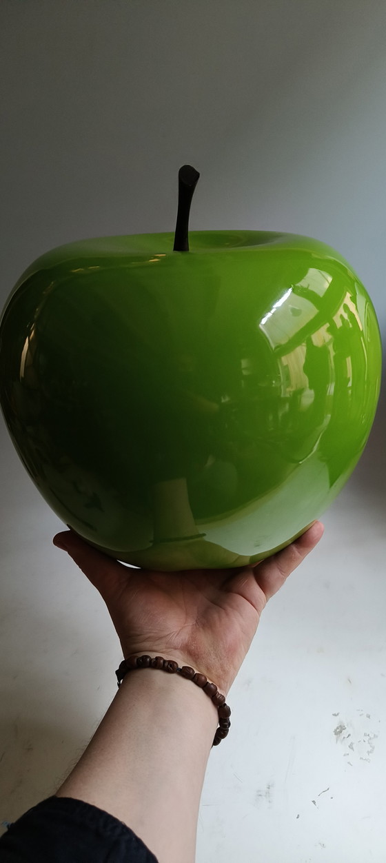 Image 1 of Dekorativer großer Apfel, eine Ode an Magritte