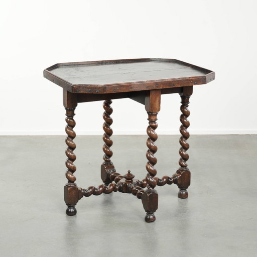 Very special antique English walnut side/center table with beautiful turned legs and an octagonal top from ca. 1680.
