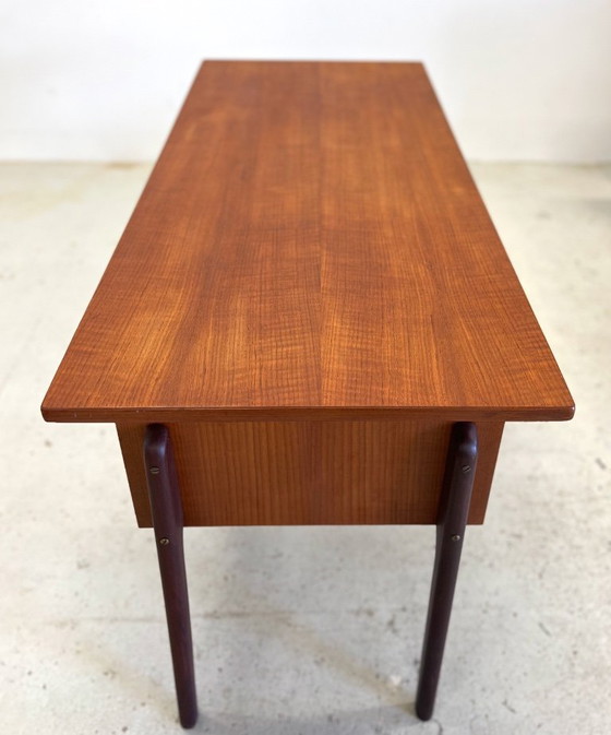 Image 1 of Dänischer Teakholz-Schreibtisch, 1960er Jahre.