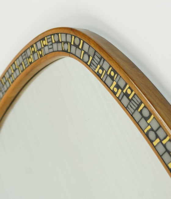 Image 1 of Très beau et rare miroir moderne des années 1950, orné d'une mosaïque et encadré en bois de cerisier.