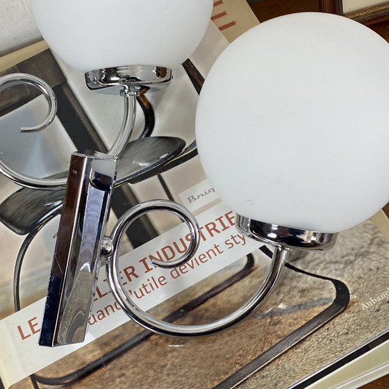 Coppia di applique da parete in acciaio inox con globi in vetro bianco – Metal (photo 6 of 9)
