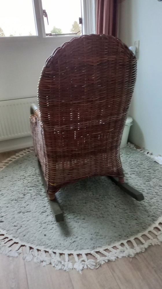 Image 1 of Sedia a dondolo in canna/legno