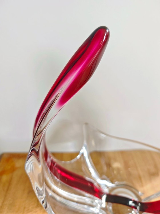 Image 1 of Coupe sculpturale vintage en cristal — « verre balancé » — cristal clair avec accent rouge/bordeaux