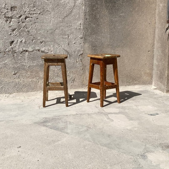 Par de taburetes de taller antiguos de madera patinada. – Wood (photo 8 of 9)