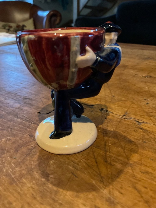 Henriot Eierbecher, Figur mit rot-weiß gestreiftem Becher