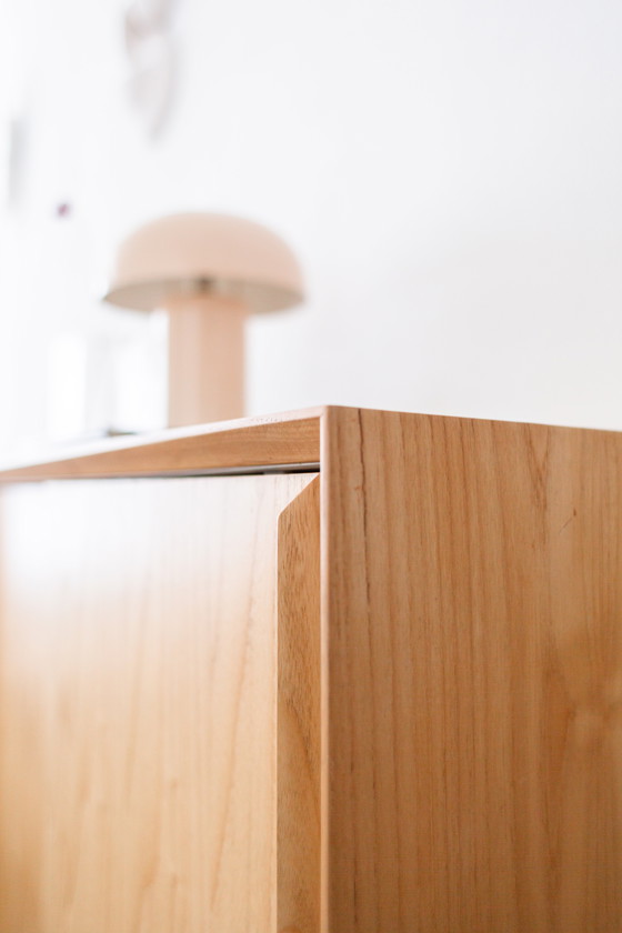 Image 1 of Mobile con ante scorrevoli dal design scandinavo