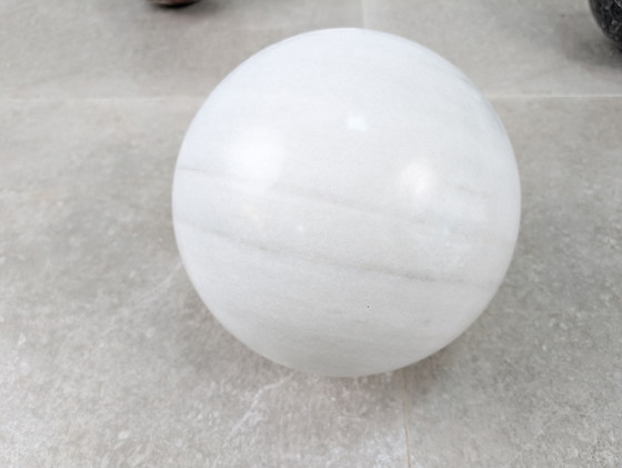 Image 1 of Tavolino da caffè italiano con sfere in marmo bianco, nero e rosso, anni '90