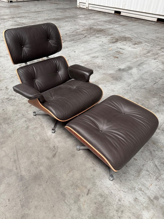 Image 1 of Highlight: Kaum benutzter De Vitra Lounge-Sessel mit Hocker.