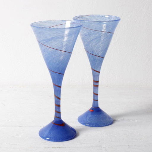 Set van 2 handgeschilderde blauw-rode champagnefluiten / Bicolor steelglazen / Jörgen Andén / Andéns Miljöglas / Zweden / Jaren 