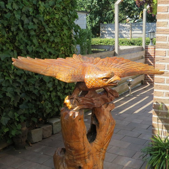 Image 1 of Magnifique grand oiseau de proie en bois massif sur un tronc d'arbre
