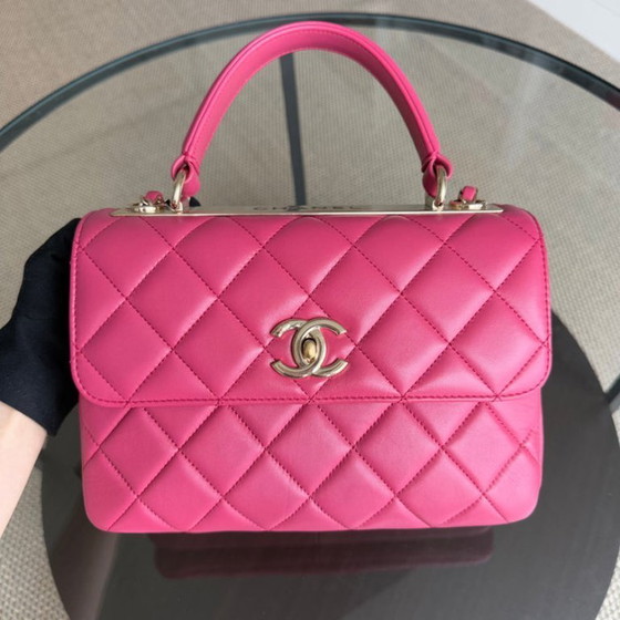 Image 1 of Borsa Chanel Trendy CC piccola - Pelle di agnello trapuntata rosa acceso con finiture dorate, serie 24