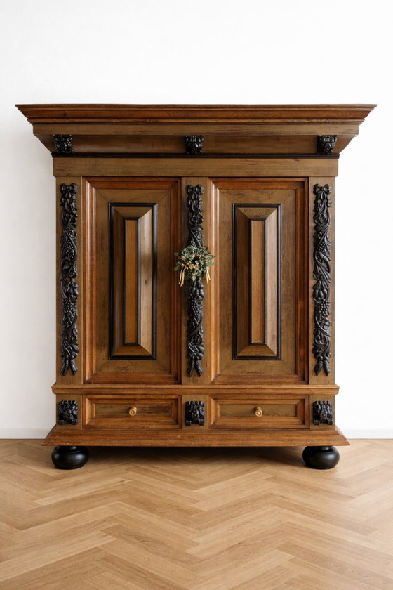 Image 1 of Armario de lino antiguo de madera maciza – ricamente decorado – armario único