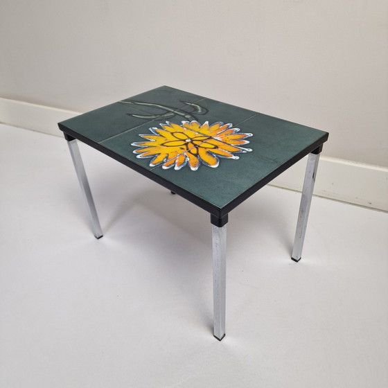 Image 1 of Tavolino vintage in piastrelle Adri Belgique. Tavolino belga con piastrelle e decoro floreale. Rettangolare.