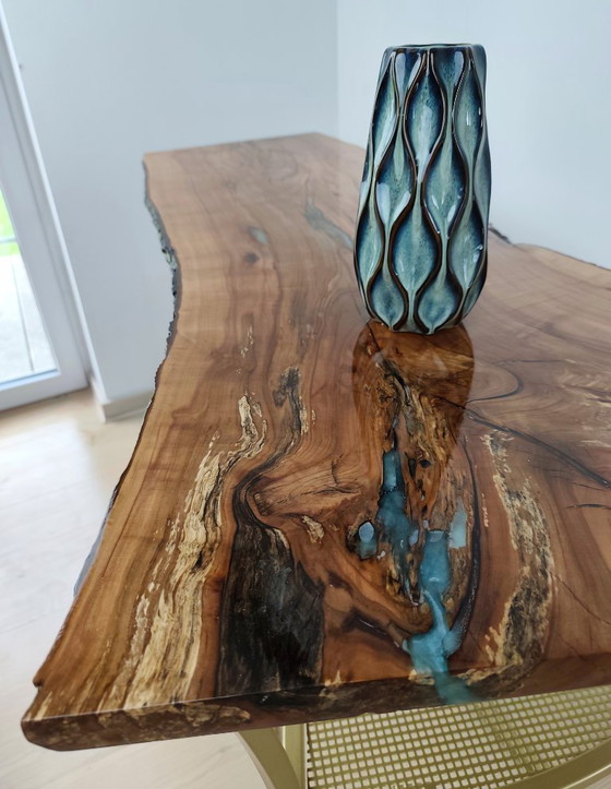 Image 1 of Oro del Perú | Consola exclusiva de madera de manzano con resina luminiscente turquesa y base dorada