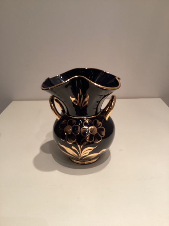 Questo bellissimo vaso blu cobalto è realizzato dal produttore italiano M.I.C.A., Vasi, Ceramica, Oro (foto 3 di 5)