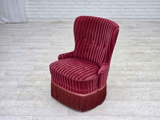 Image 1 of Fauteuil danois des années 1960, revêtement d'origine en velours rouge rayé.