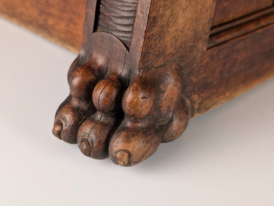 Verzierter hölzerner Tritthocker mit geschnitzten Gesichtern, Holz, Braun, Renaissance (Foto 9 von 15)