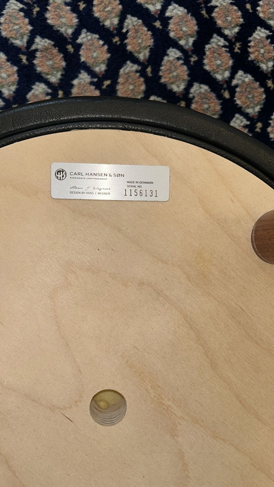 Image 1 of Carl Hanson & Son 3x tabourets de bar en noyer avec assise en cuir