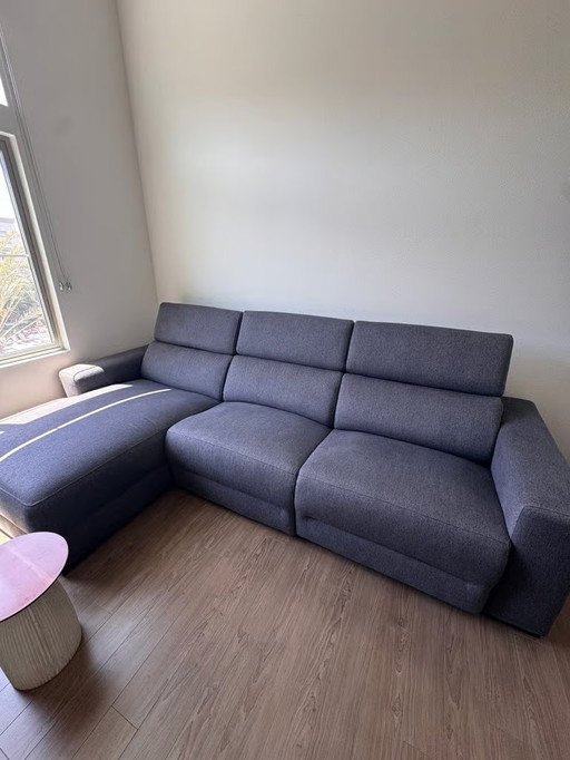 Le canapé est entièrement électrique (fauteuils à mouvement électrique) et s'incline à 117 pouces de large.