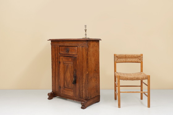 Image 1 of Armario belga de una sola puerta, tallado a mano, del siglo XVI en roble macizo.