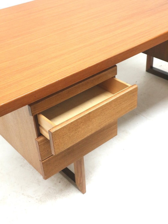 Image 1 of Ampia scrivania direzionale dal design vintage realizzata negli anni '70