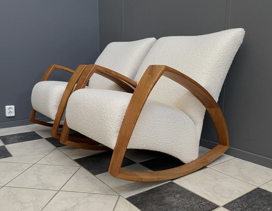 Image 1 of Deux grands fauteuils à bascule très confortables, retapissés en bouclette blanche.