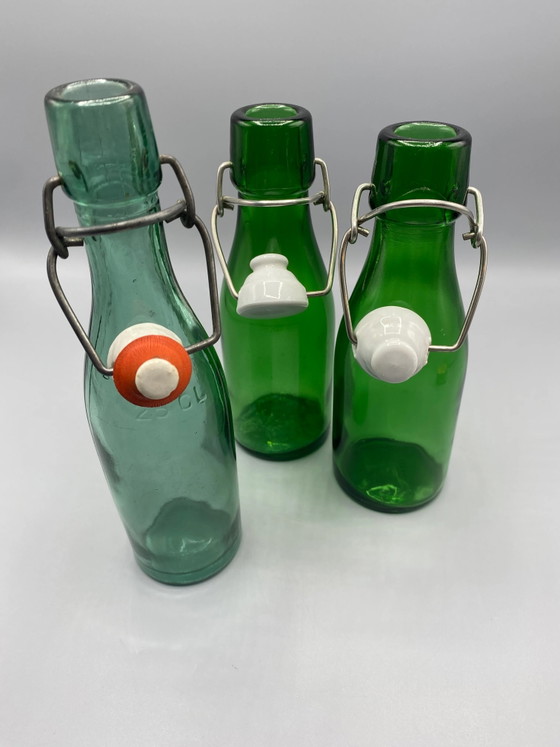 Lot de 3 bouteilles anciennes en verre vert de 25 cl – Bouchons à bascule en porcelaine – Début du XXe siècle (photo 2 of 3)