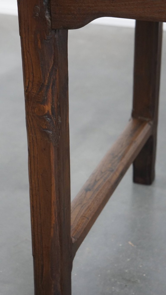 Image 1 of Ancienne table de salle à manger paysanne en châtaignier pour 4 à 6 personnes avec deux tiroirs du début du 19ème siècle