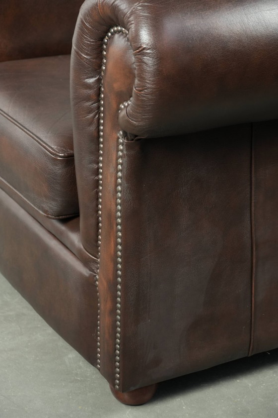 Image 1 of Luxe bruine rundleren chesterfield fauteuil met een tijdloze Engelse uitstraling
