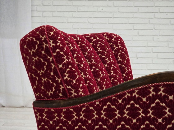 Image 1 of Fauteuil danois des années 1960, revêtement en velours rouge cerise, bois de chêne.