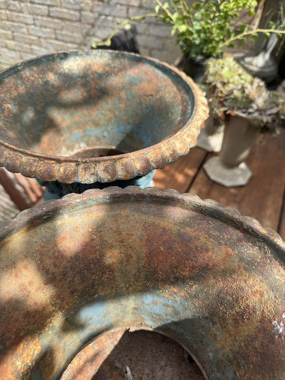 2 Antieke Tuinvazen – Decoratieve objecten, Iron (photo 4 of 13)