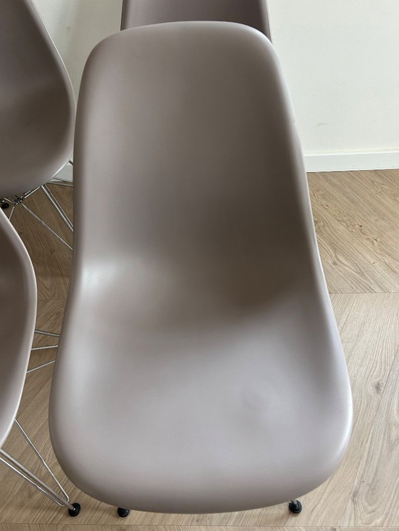 Image 1 of Vitra Eames DSR Esszimmerstühle