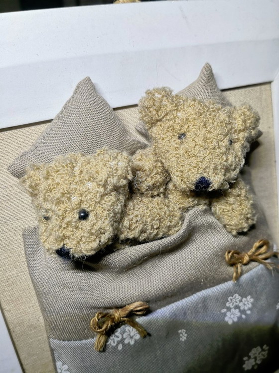 Image 1 of Vintage welterustenlijst / Teddybeer onder de dekens / jaren 90