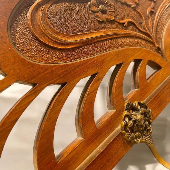 Image 1 of Appendiabiti in stile Art Nouveau con 4 ganci scultorei in ottone, intaglio floreale e cesellatura elaborata, nonché accenti dor