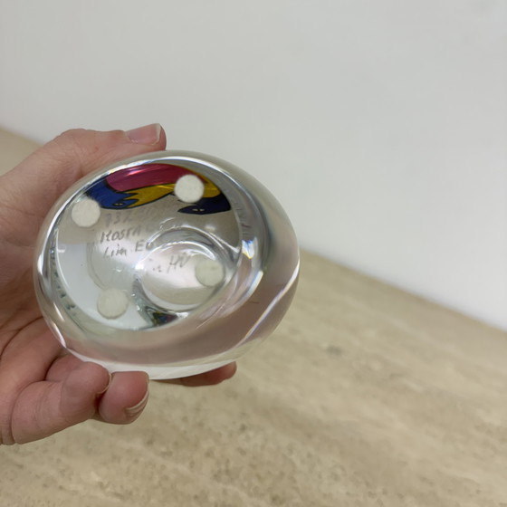 Image 1 of Ulrica Hydman Vallien für Kosta Boda handbemalter Briefbeschwerer