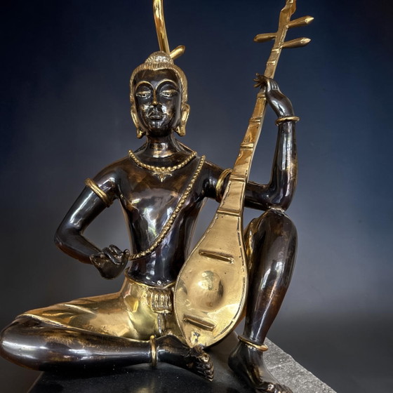 Image 1 of Bronzestatuenlampe im Stil der Mitte des 20. Jahrhunderts mit goldfarbenem Schirm