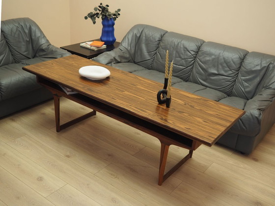 Mesa de centro danesa de palisandro con estante, diseño moderno escandinavo de la década de 1960. (photo 2 of 12)