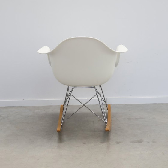 Image 1 of Vitra Poltrona Eames RE RAR | Bianco | Cromo