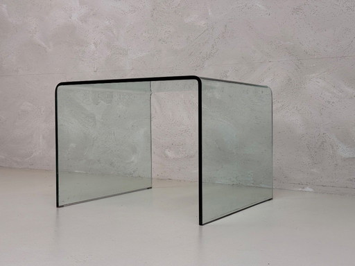 Tavolino laterale di design in vetro curvato, stile italiano.