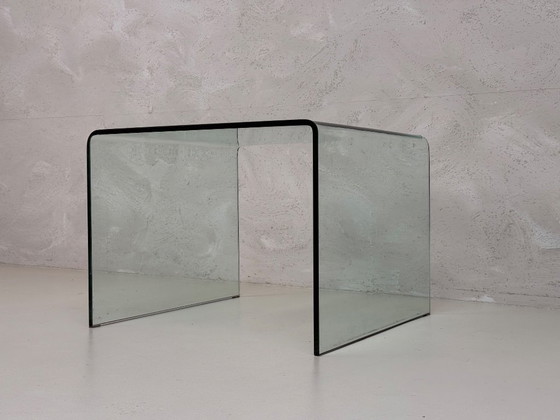 Image 1 of Tavolino laterale di design in vetro curvato, stile italiano.