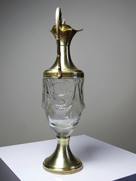 Image 1 of Vintage decoratieve schenkkan van gegoten glas en verguld messing, Italië circa 1980.
