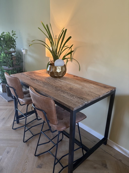 Robuuste tafel met zwart onderstel 91x140x80