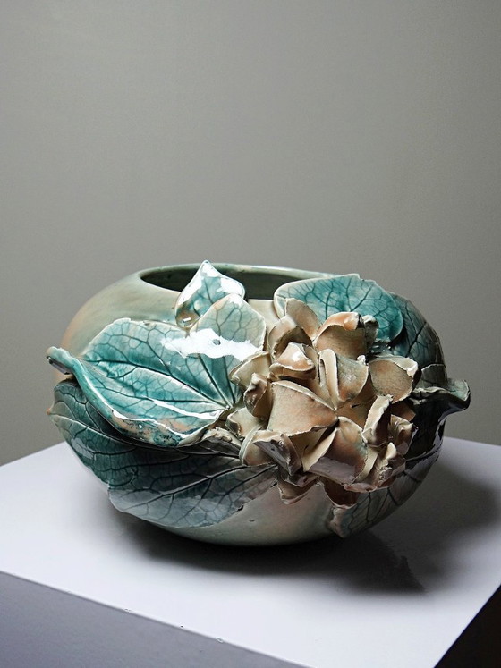 Image 1 of Vaso rotondo con decorazione floreale in rilievo, in ceramica artigianale, firmato Dina vintage.