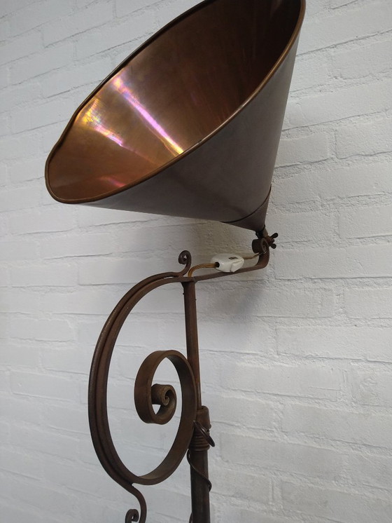 Image 1 of Lampadaire en fer forgé des années 1930 avec abat-jour en cuivre