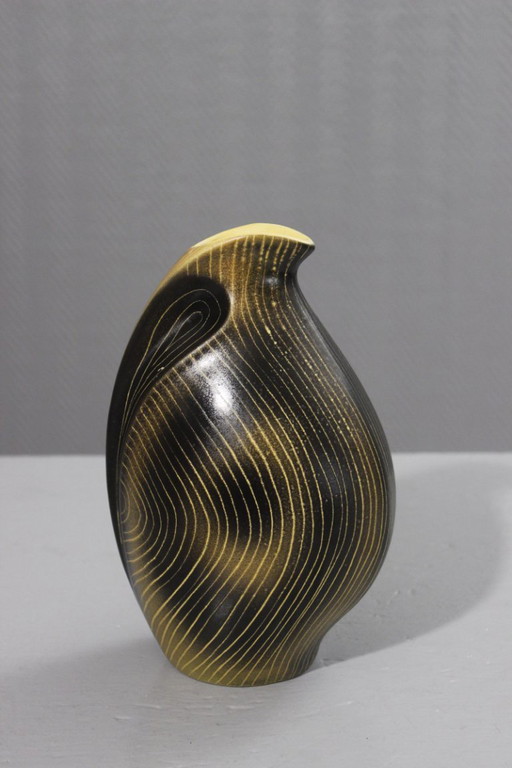 Saint Clément, Francia - Jarra de cerámica, circa 1950, forma irregular, estriada en amarillo y negro.