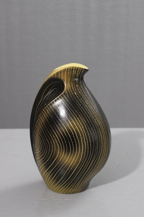 Image 1 of Saint Clément, Francia - Jarra de cerámica, circa 1950, forma irregular, estriada en amarillo y negro.