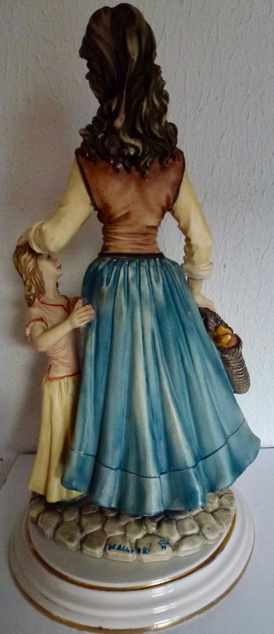 Image 1 of Capodimonte - Scaggiari - sculptuur, Moeder met Dochter - 35 cm.